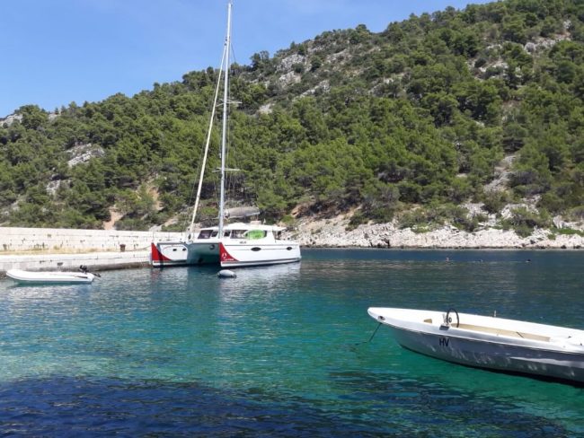 Katamaran am Kai in Kroatien