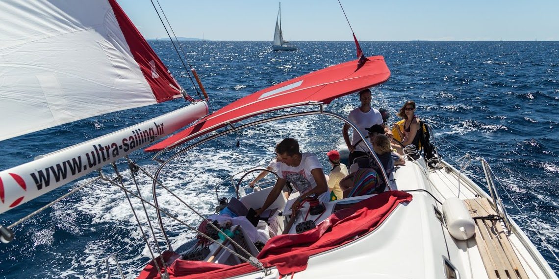 Gruppe von Menschen beim Segeln in Kroatien