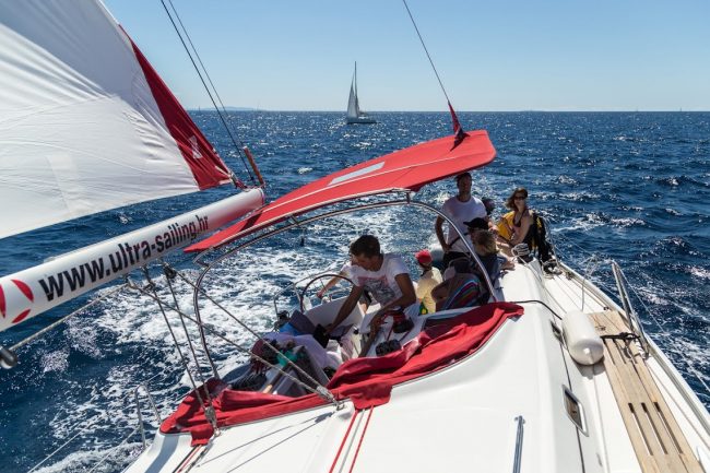 Gruppe von Menschen beim Segeln in Kroatien
