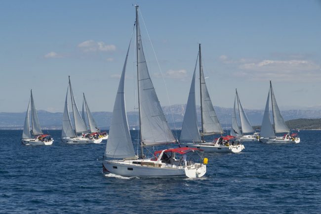 Segelboot Flotille in Kroatien beim Segeln.
