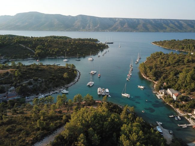 Ankerbucht auf der Insel Scedro in Kroatien