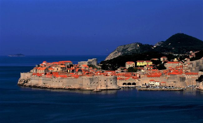 Blick vom Meer auf die Altstadt von Dubrovnik