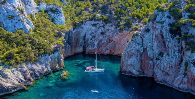Segelboot in einer Ankerbucht