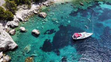Segelboot beim Ankern in einer Bucht