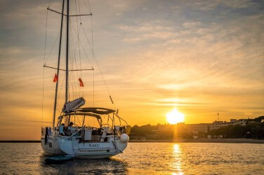 Segelboot beim Sonnenuntergang auf Anker