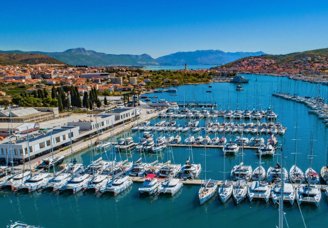 Yachthafen in der Stadt Trogir Kroatien